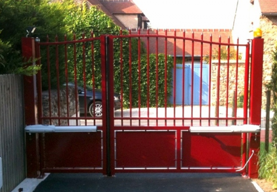 Portail pivotant industriel à Bordeaux