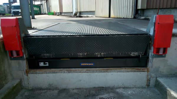 rampe de mise à hauteur pour dechargement camionss