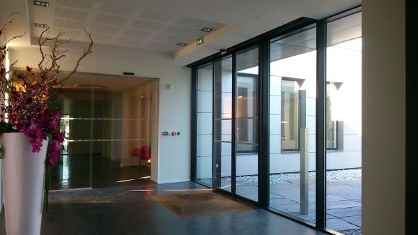 Hall d'entrée avec double porte piétonne gironde