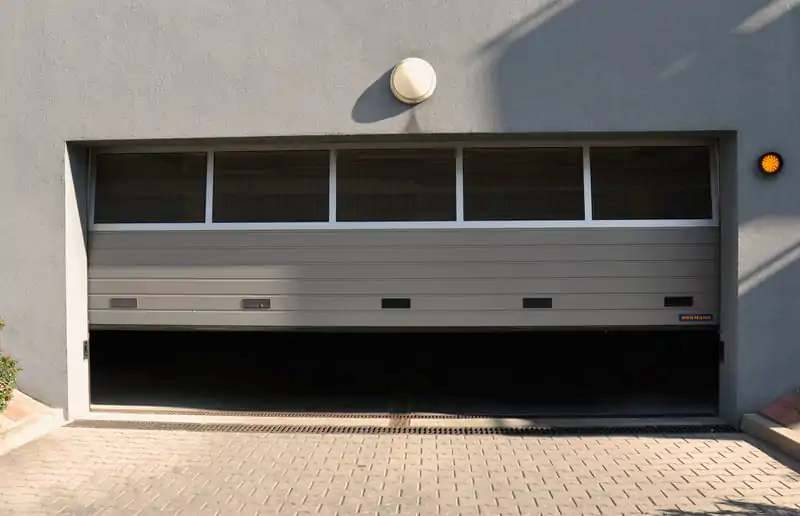 Installation de porte sectionnelle motorisée pour parkings collectifs sur le Bassin d’Arcachon